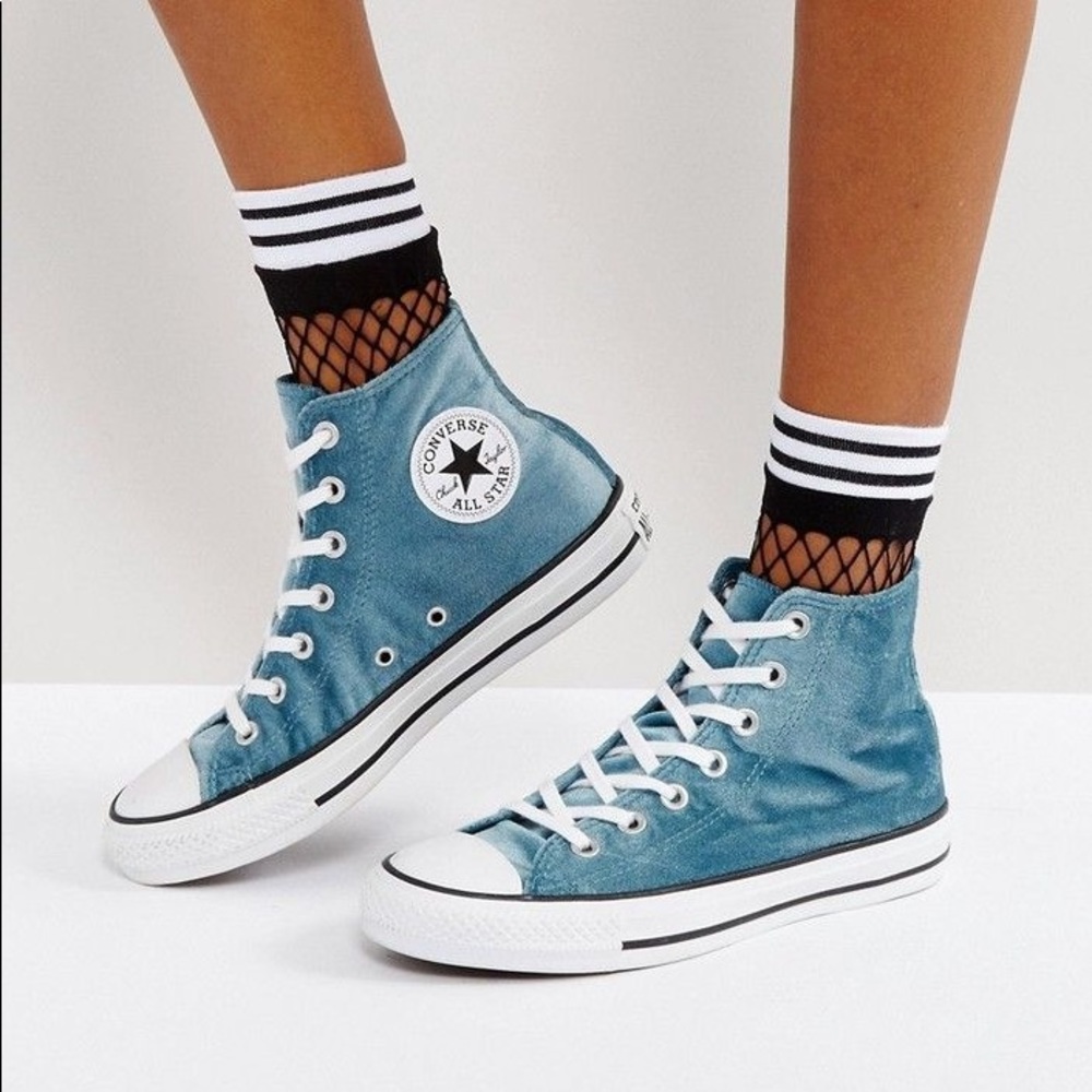Cotton candy blue converse size 6.5 (women’s) rare! Hard to find beauties!